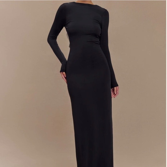 Meshki Elegant Backless Dress with White Bows - Picture 2 of 4